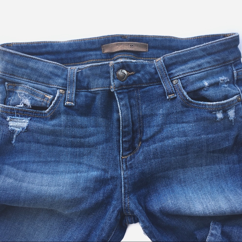 Asymmetrical Fringe Hem Distressed Ankle Jeans